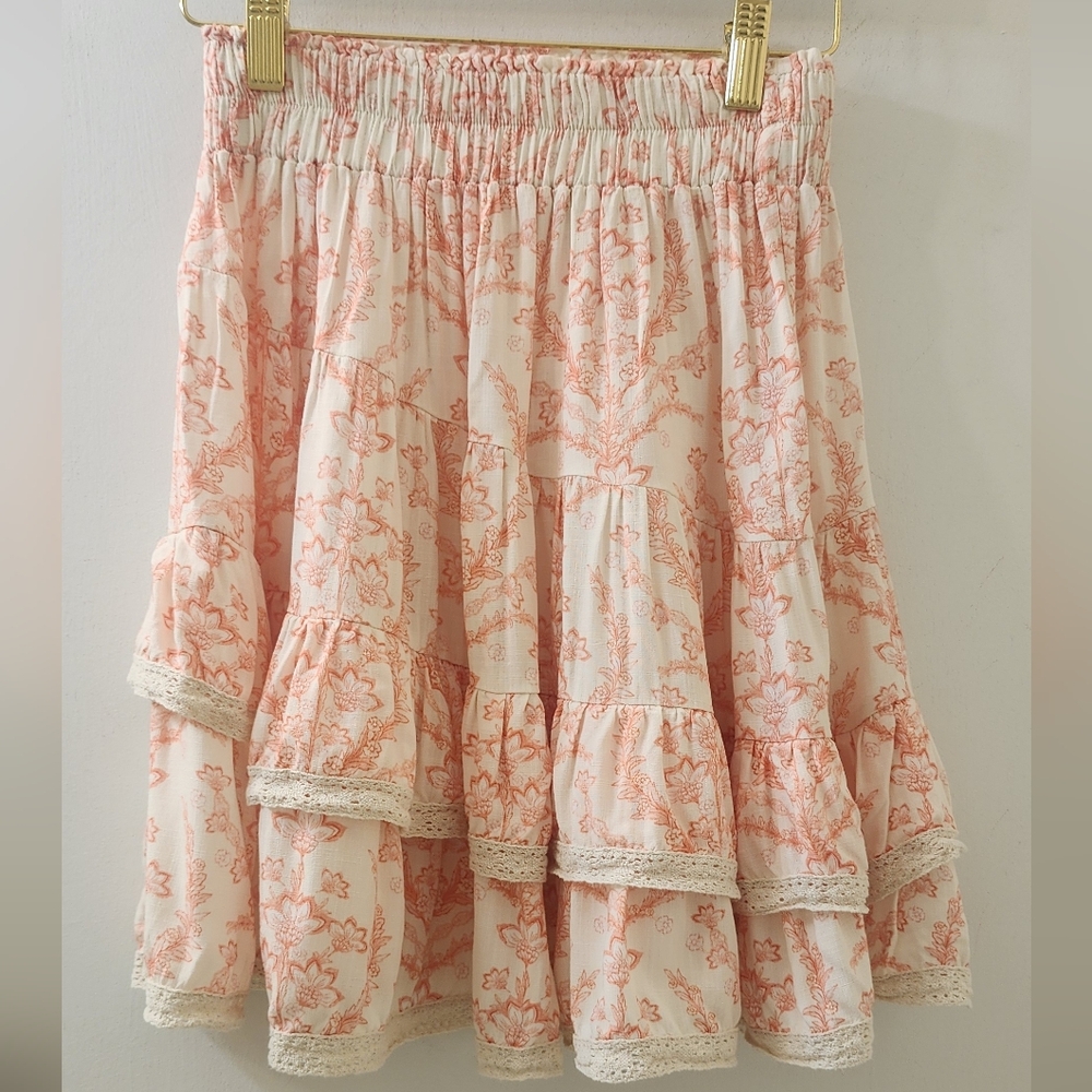 Especia Floral‎ Tiered Skirt in Pink and Cream, Size Small.